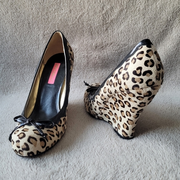Leopard Print Women's Shoes with Black Accents - Picture 1 of 10